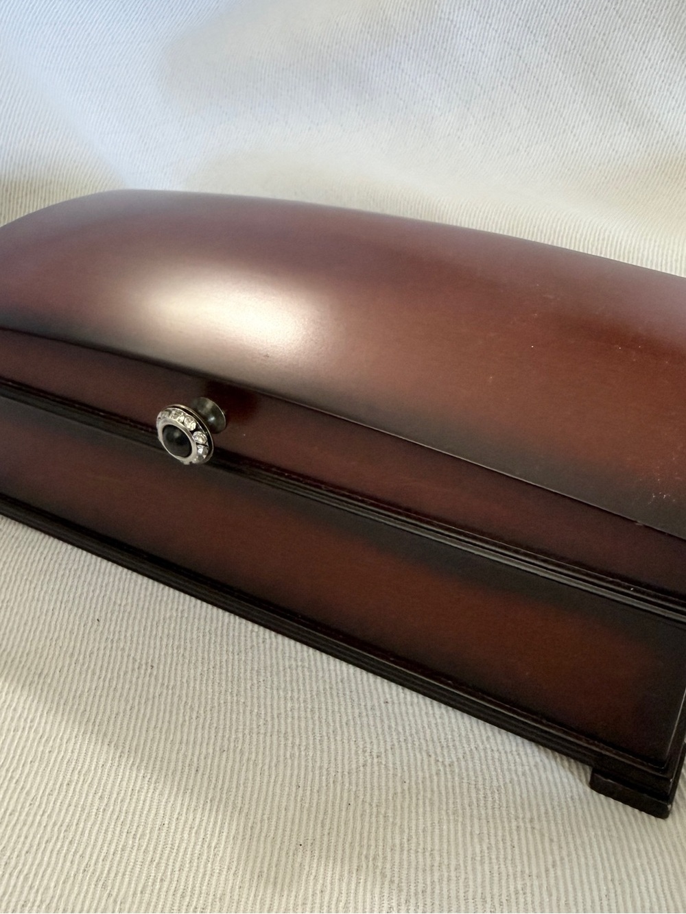 2009 Bombay Company Wood Jewelry Music Box. Works like new!